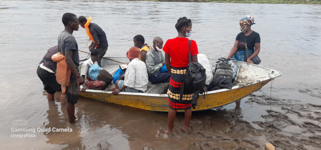 Communities in the Mituchira River, a tributary of the Pungwe in Mozambique. They were beingtransported by boat as the bridge they normally use for crossing had been flooded