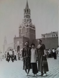 Guljamal Nurmuhamedova with her mother in Moscow