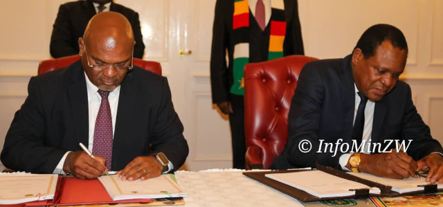 The Ministers of Water for Mozambique and Zimbabwe signing the last three agreements