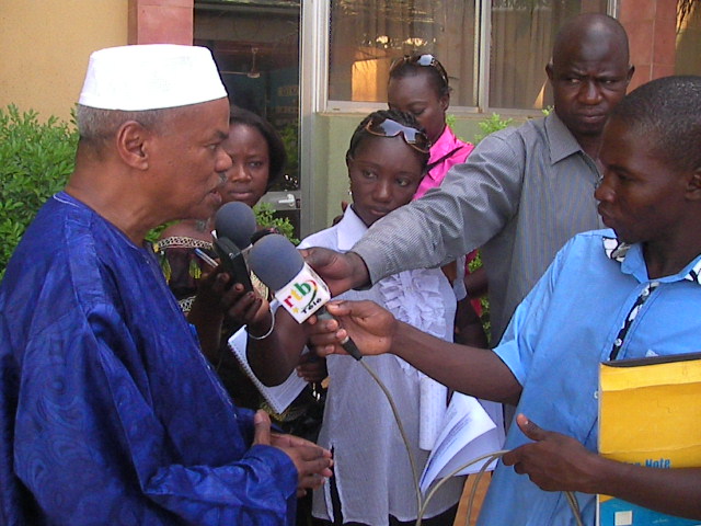 H. A. Diallo parlant à la presse