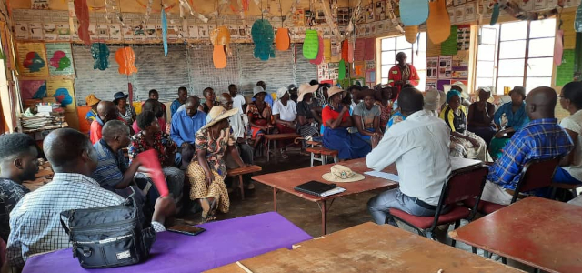 Consultas para Avaliações de Vulnerabilidade de Risco de Seca sendo conduzidas através de discussões de grupos focais na comunidade de Takavarasha no Distrito de Chivi, Bacia do Rio Save no Zimbábue