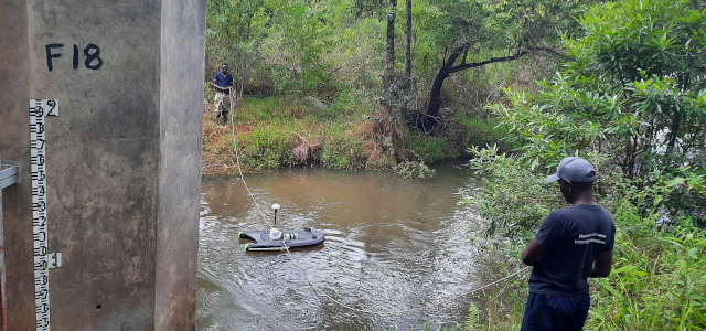 Técnicos realizam medições de caudal ao longo do Rio Búzi utilizando equipamento hidrometeorológico adquirido no âmbito do projecto.