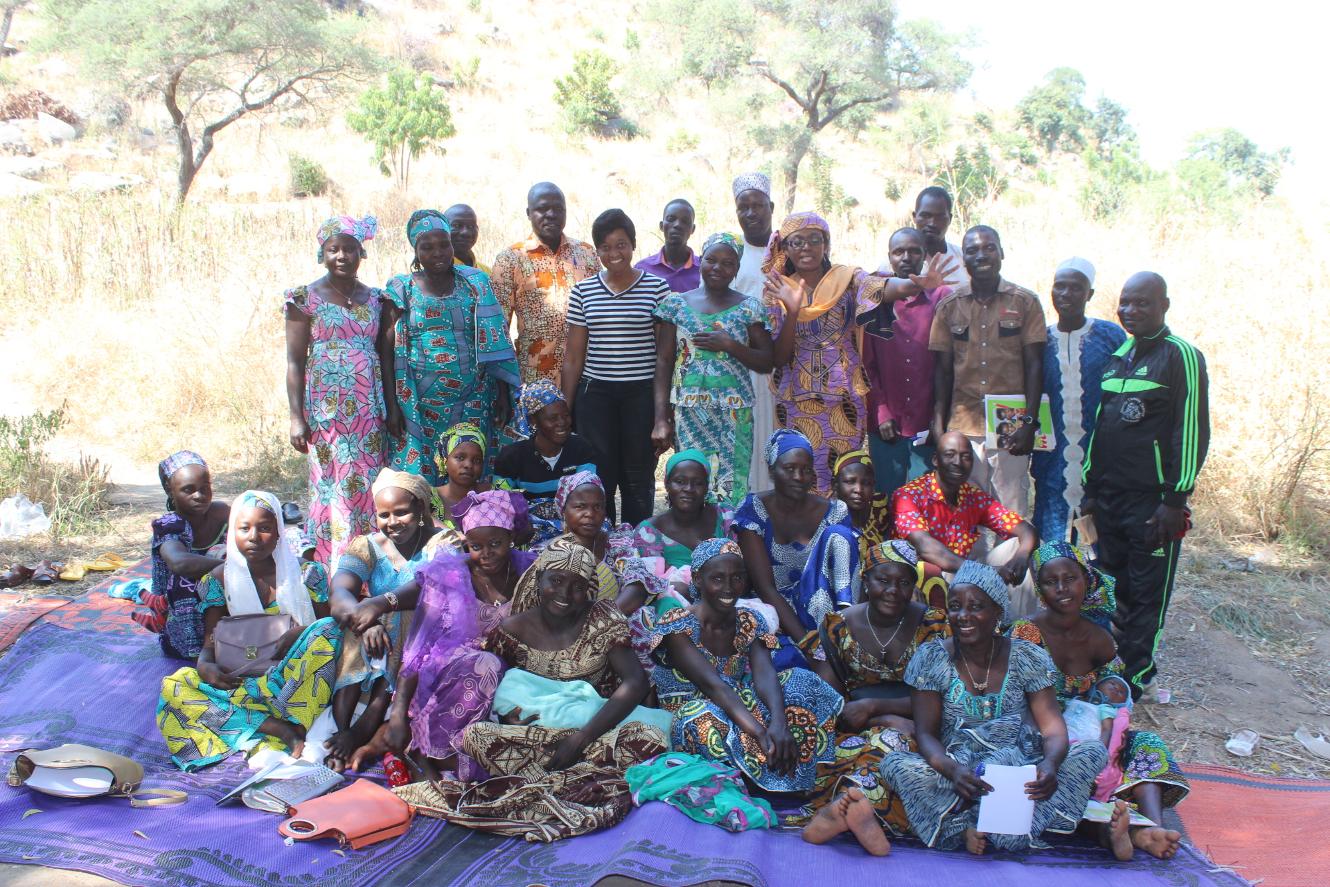 Photo de famille avec les hommes et femmes de la communauté, les femmes leader, l'Adjoint au Maire de Meri et GWP-Cmr