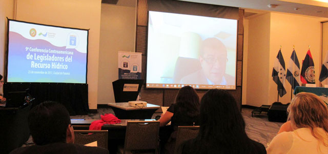 Salvador Nieto participando via Skype. Foto Catherine Flores