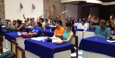 Jovenes votando por el objetivo de la red