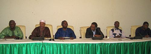 Panelists exchanging with journalists